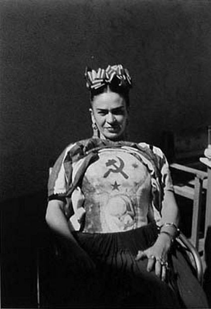 Фрида Кало  с серпом и молотом